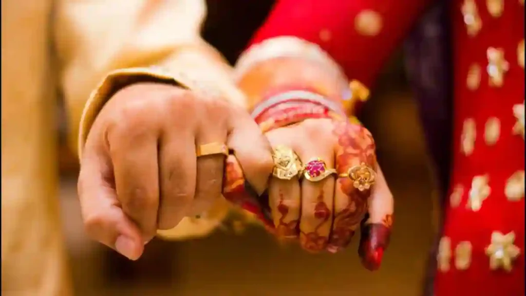 boyfriend-went-to-girlfriend-to-wish-holi-villagers-caught-and-got-them-married-in-patna-bihar