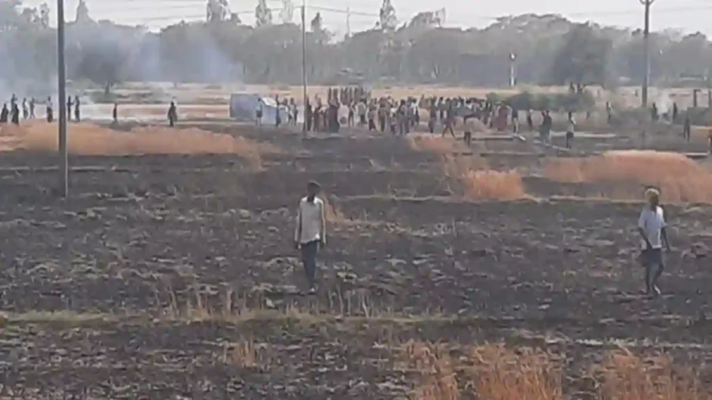 huge-fire-broke-out-in-13-bigha-wheat-crop-farmers-started-crying-after-seeing-it-in-chhapra-bihar
